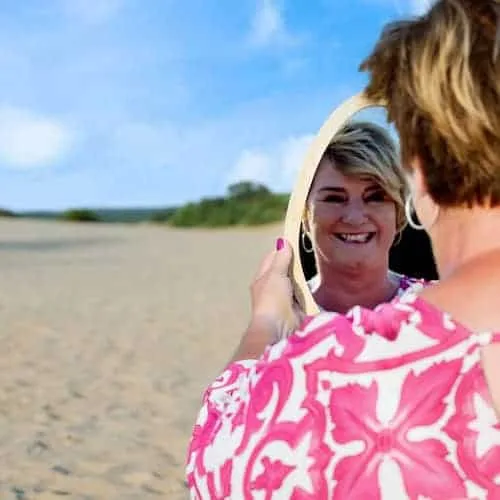 Daphne in gesprek op het strand