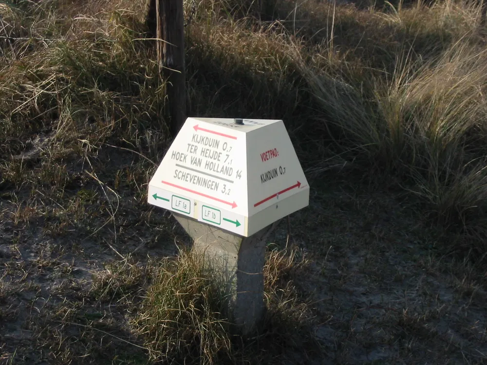 Een wegwijzer van de ANWB in de Haagse duinen bij Kijkduin