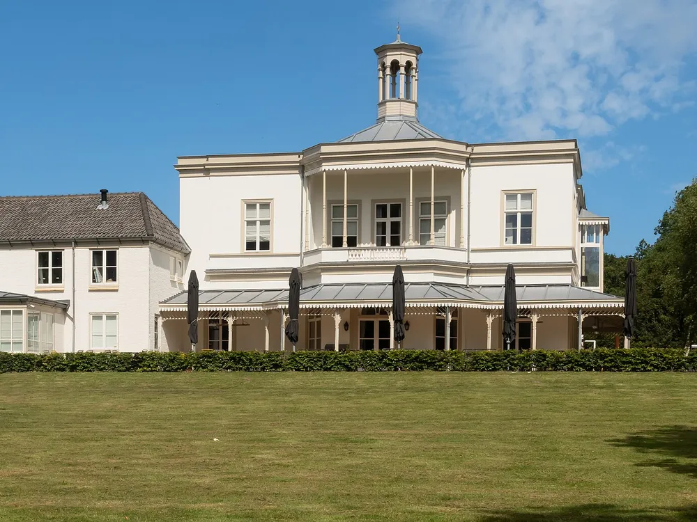 Villa Ockenburgh in Den Haag-Loosduinen, met het gazon ervoor